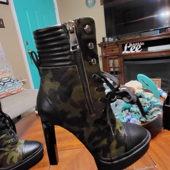 DKNY Camo VERY SEXY ANKLE BOOTIES - Picture 3 of 10